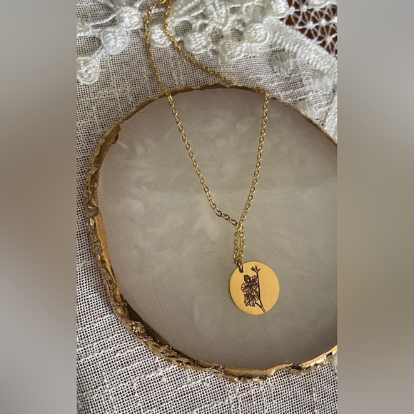 Handmade Jewelry - Dainty Gold stainless steel engraved Flower on delicate Chain necklace‎